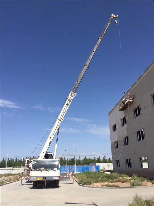 安庆市“轻装强干”—— 吊车的 “轻量化臂架” 技术